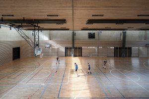 Každá tělocvična má svoji spodní a horní tribunu, a také sklad. (Hala Řevnice, Grido)