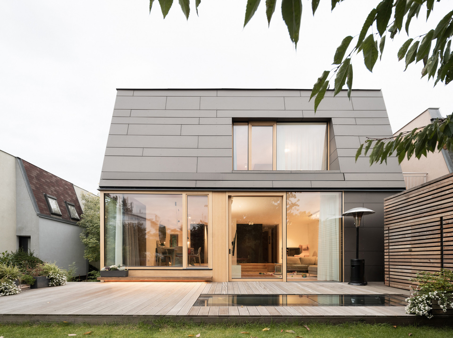 Přestavba řadového domu v Praze-Dědině od studia SOA architekti