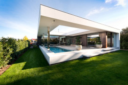 Designová vila od ateliéru de.fakto – pohled ze zahrady