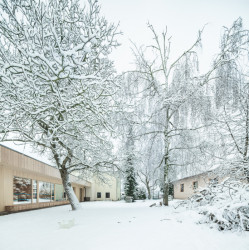 Jídelna podle návrhu Nikoly Tomkové rozšiřuje budovu základní školy ve Vyžlovce
