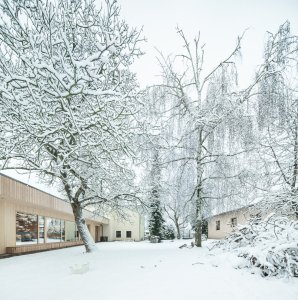 Jídelna podle návrhu Nikoly Tomkové rozšiřuje budovu základní školy ve Vyžlovce