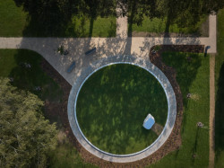 Ve Vratislavicích nad Nisou můžou pozůstalí svobodně rozhodnout, jakou formou se ze zesnulým rozloučí. (Poslední místo, mjölk architekti)