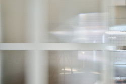 Byt Nusle, Amulet + T. Melková:  V příčce oddělující kuchyň s jídelnou byl zvětšen otvor, do kterého byly osazeny posuvné dveře z polo transparentního materiálu.