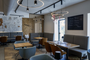 Pohled do interiéru kavárny (Hotel Bronzo v Brně; Ateliér Štěpán)