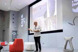 Konferenci zahájil historik a egyptolog Miroslav Bárta, který představil modulární myšlení jako klíčový nástroj pro pochopení vzestupů a pádů civilizací. Vysvětlil, že každá z civilizace se dá rozdělit na moduly, ale jejich obsah se liší.