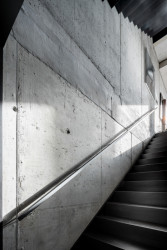 Stěna z odhaleného betonu. (Interiér třípodlažního bytu v Praze od studia OOOX)