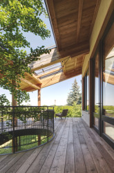 Na obytný prostor navazuje nová terasa. (Dům Na větru, A1 architects)