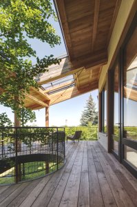 Na obytný prostor navazuje nová terasa. (Dům Na větru, A1 architects)