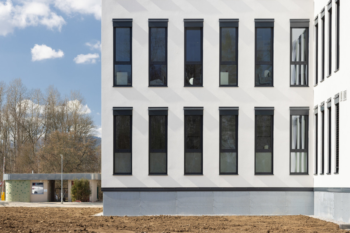 Rozsáhlé prosklení přivádí do pavilonu přirozené světlo (Pavilon psychiatrie v Ostrově od KOMA MODULAR; interiéry petit atelier)