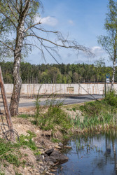 První, co návštěvník uvidí, je betonová zeď, kterou je třeba projít. (Památník v Letech, Jan Sulzer, Lucie Vogelová, Ján Stempel, Jan Jakub Tesař)