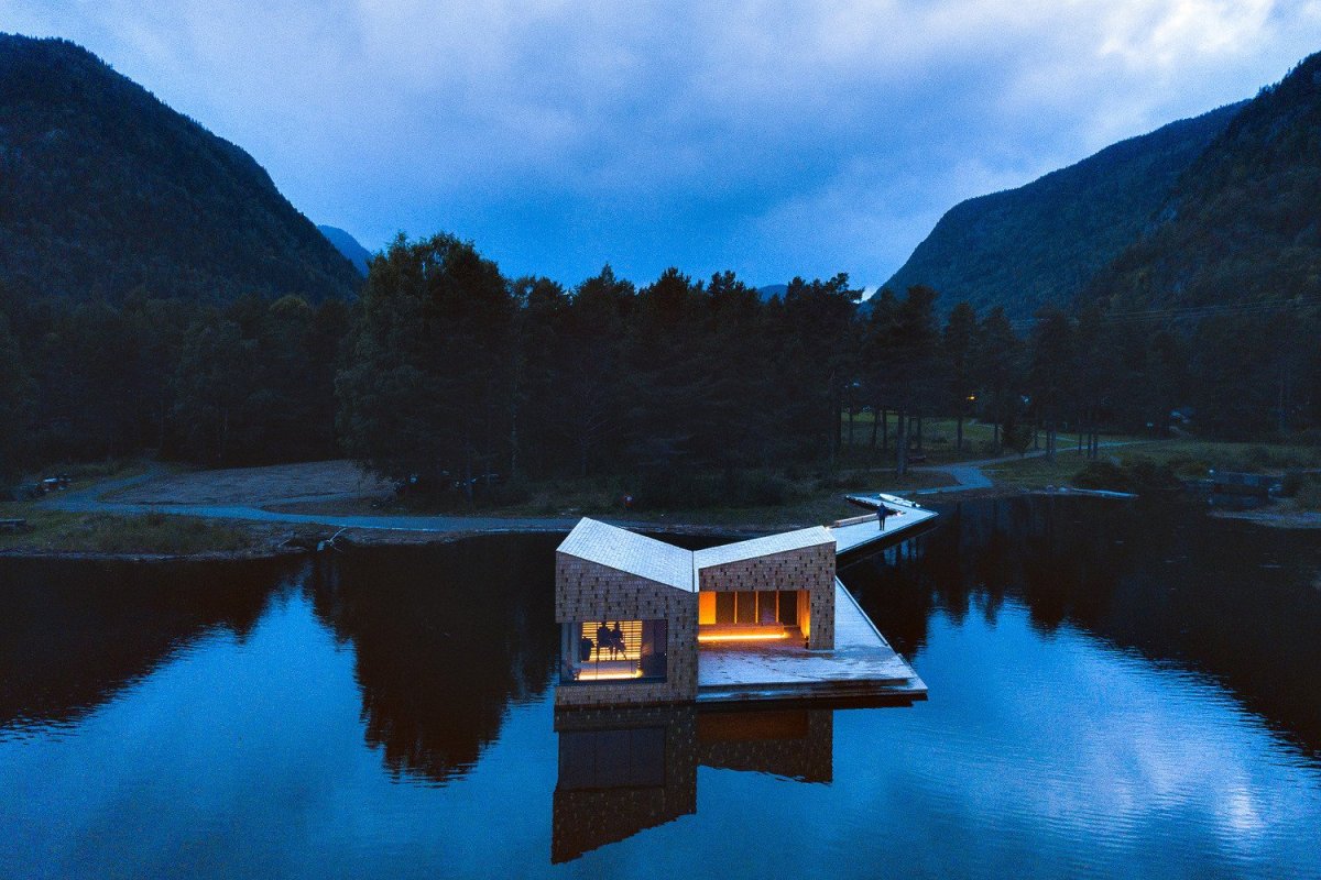 Feste Landscape Architecture navrhli saunu plující na norském jezeře Bandak