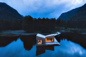 Feste Landscape Architecture navrhli saunu plující na norském jezeře Bandak