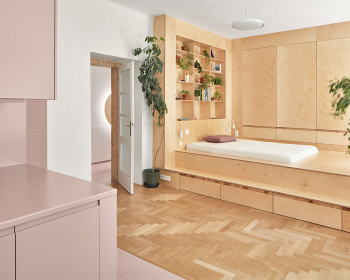 Ateliér Neuhäusl Hunal proměnili žižkovský byt na garsonku se spacím pódiem