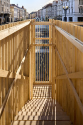 V Hradci Králové si připomínají 800 let od první zmínky o městě. Při té příležitosti vznikla kolem studny na náměstí dřevěná umělecká instalace.