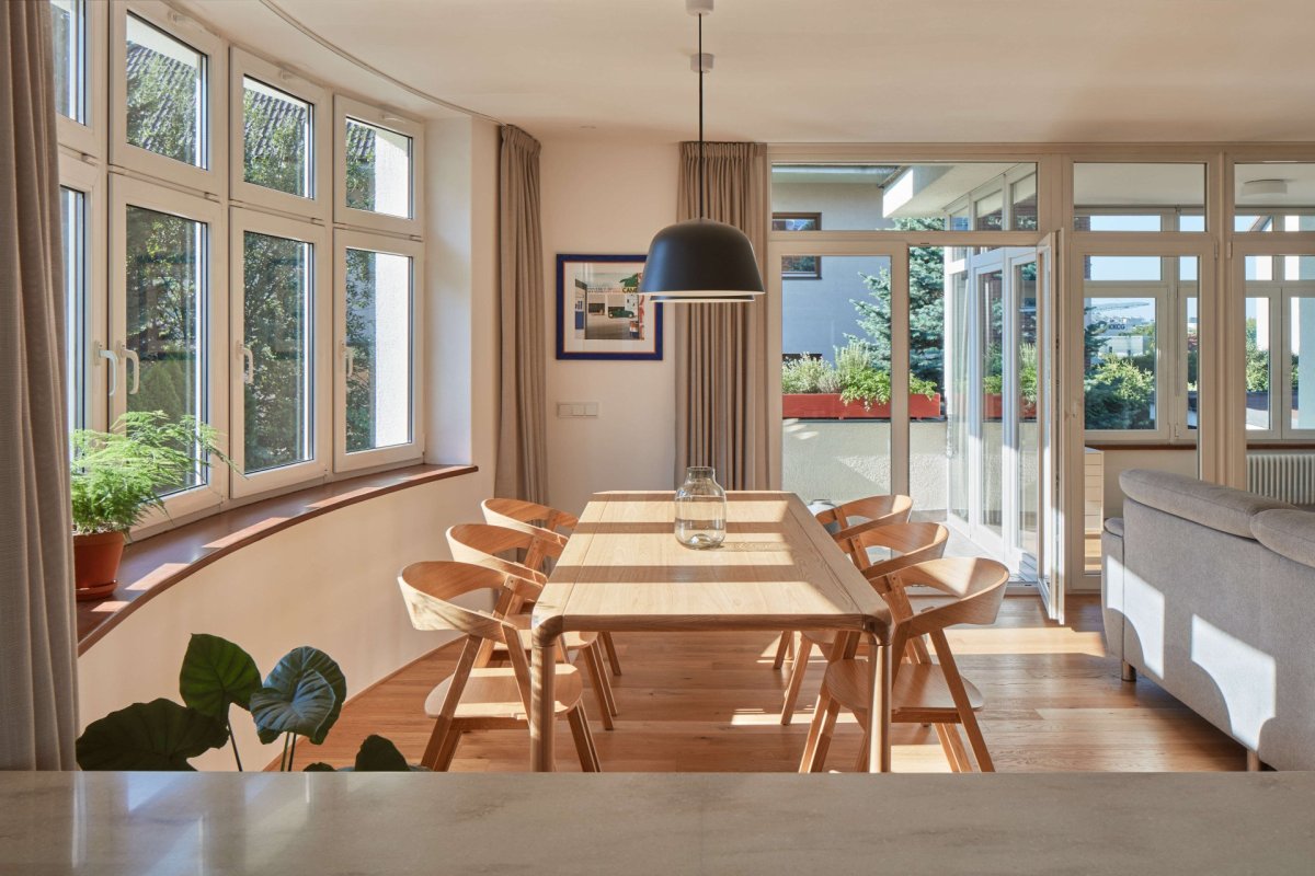 Světlo přichází do jídelny skrze okna v oblé stěně. (Rekonstrukce bytu ve Strašnicích, MENU architekti)