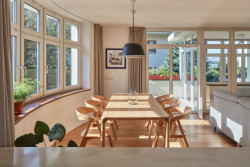 Světlo přichází do jídelny skrze okna v oblé stěně. (Rekonstrukce bytu ve Strašnicích, MENU architekti)