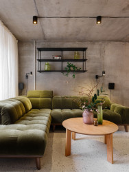 Pohledový beton působí v kombinaci s ostatními materiály a prvky jemněji. (Byt U vodopádu, Iva Hájková Studio)