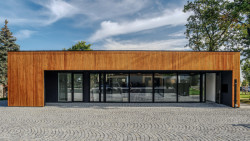 Pohled na recepci kempu (z ulice Moskevská) (Koncepce úprav okolí Kamencového jezera, studio Refuel)