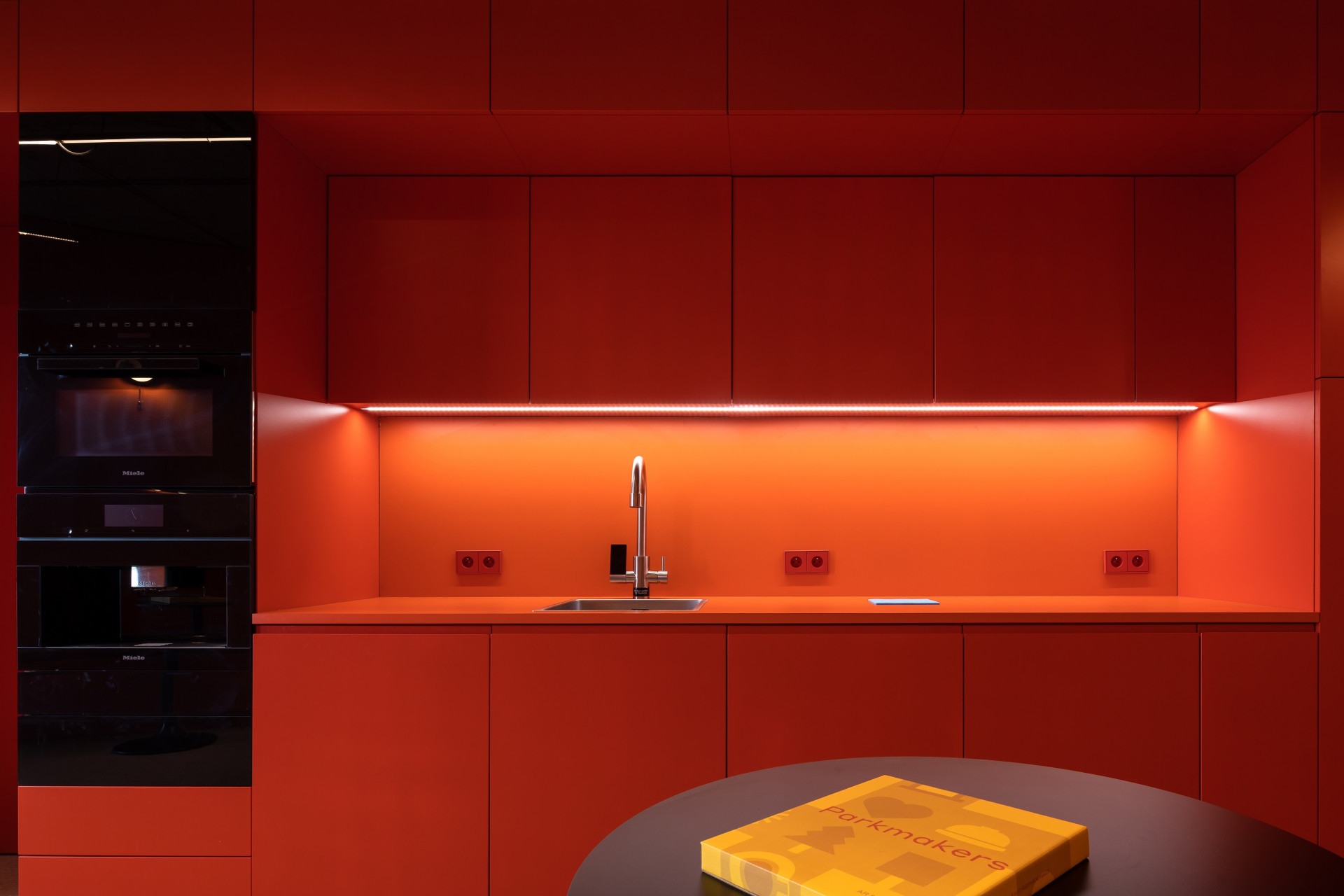 Interiér osmého podlaží Drnu od Studio acht a Vos Interieur