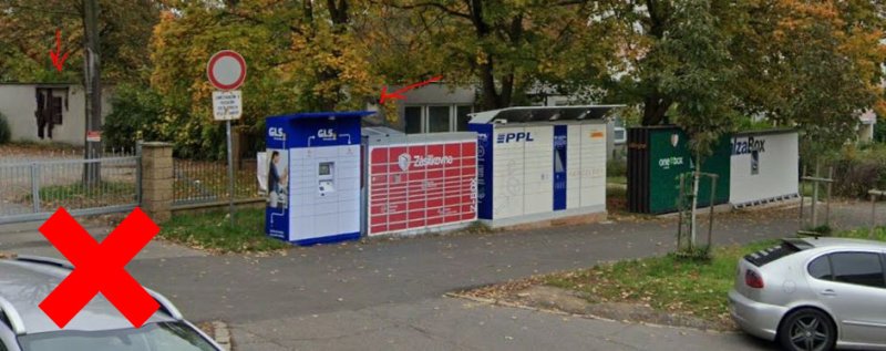 U polikliniky v Ústí nad Labem zakrývají boxy dvě umělecká díla. Fotografie od našeho čtenáře Štěpána Flekny.