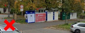  U polikliniky v Ústí nad Labem zakrývají boxy dvě umělecká díla. Fotografie od našeho čtenáře Štěpána Flekny.