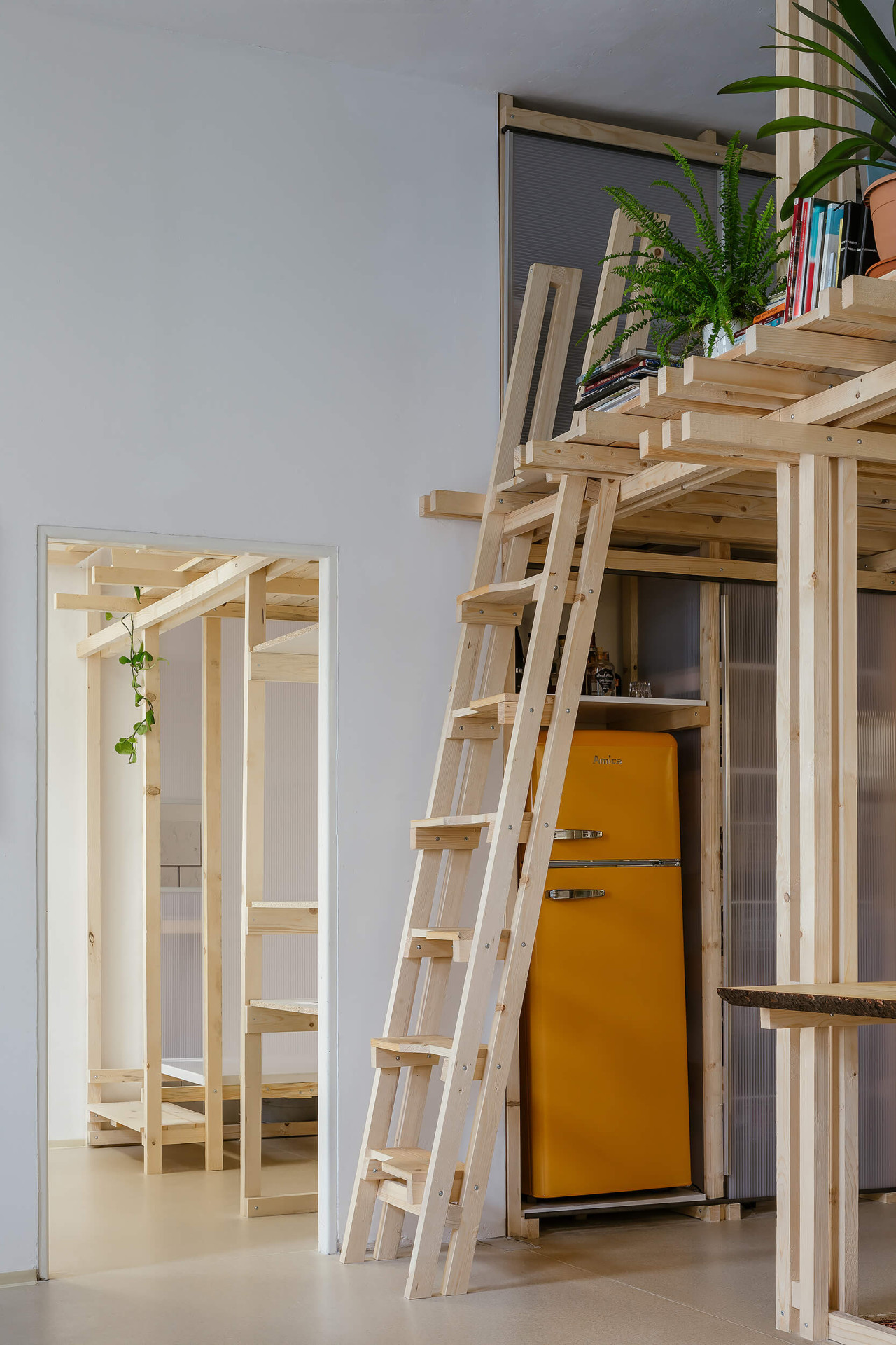 Ondřej Bělica - Ateliér na náměstí: Architekt vlastníma rukama s pomocí známých realizoval většinu zařízení interiéru