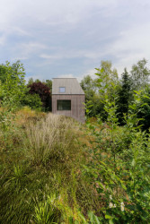 Několik funkčních zón zahrady pomohla architektům navrhnout krajinářka Jitka Tomsová. (Chata JARO u Prahy, edit! architects)