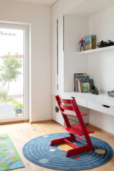 Dětský pokoj pro syna - má připomínat vesmírnou loď Falcon z Hvězdných válek. (Interiér domu v Lysolajích, Amulet architekti)