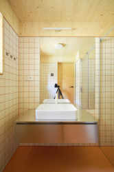 Koupelna - taktéž dostatečně prostorná a pohodlná (Chata Bebech, JANSELF STUDIO)