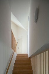 Obě křídla mají dvě nadzemní podlaží. (Rodinný dům v Klokočné od ateliéru Chrama)