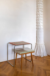 Rekonstrukce bytu v Praze-Nuslích, studio Collarch: Autoři záměrně pracovali s "nedokonalostmi". V rohu obývacího pokoje zůstalo například přiznané potrubí