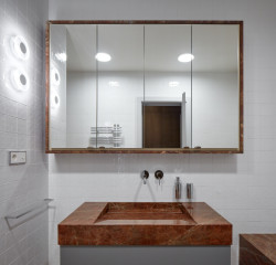 Pohled do koupelny (Byt Masna, Iva Hájková Studio)