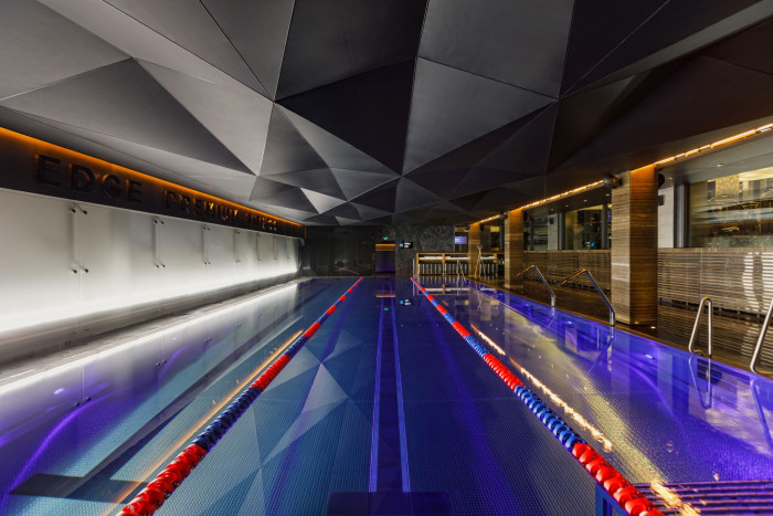 Prémiově vybavený komerční plavecký bazén s plaveckými dráhami, chrliči, madly a masážním lehátkem.