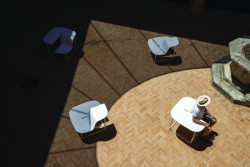 Organický objekt Manta představuje svěží řešení pro kombinaci práce a odpočinku