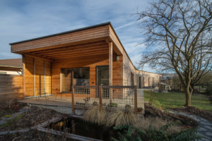 Terasa navazující na společenskou část (Dům na Hané; MOLO Architekti)