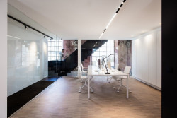 The Waterdog, vestavba architektonického studia do kaple, Klaarchitectuur