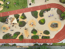 Prostor pro děti a dospělé je protkán různorodými herními prvky a kvalitním mobiliářem od společnosti mmcité.