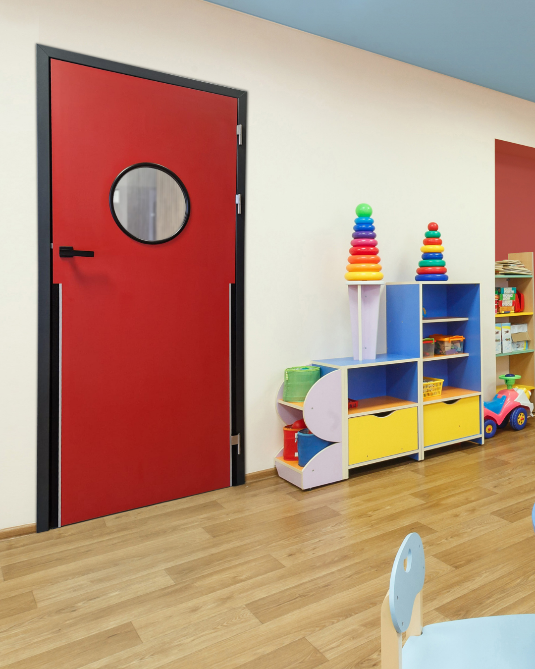 Dveřní systém Seguridad Pro+ od společnosti DOORNITE představuje profesionální technické řešení navržené speciálně pro školy a školky.