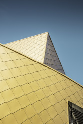 Multifunkční kulturní centrum v belgickém Kapellen obložené hliníkovými šablonami