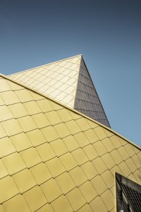 Multifunkční kulturní centrum v belgickém Kapellen obložené hliníkovými šablonami