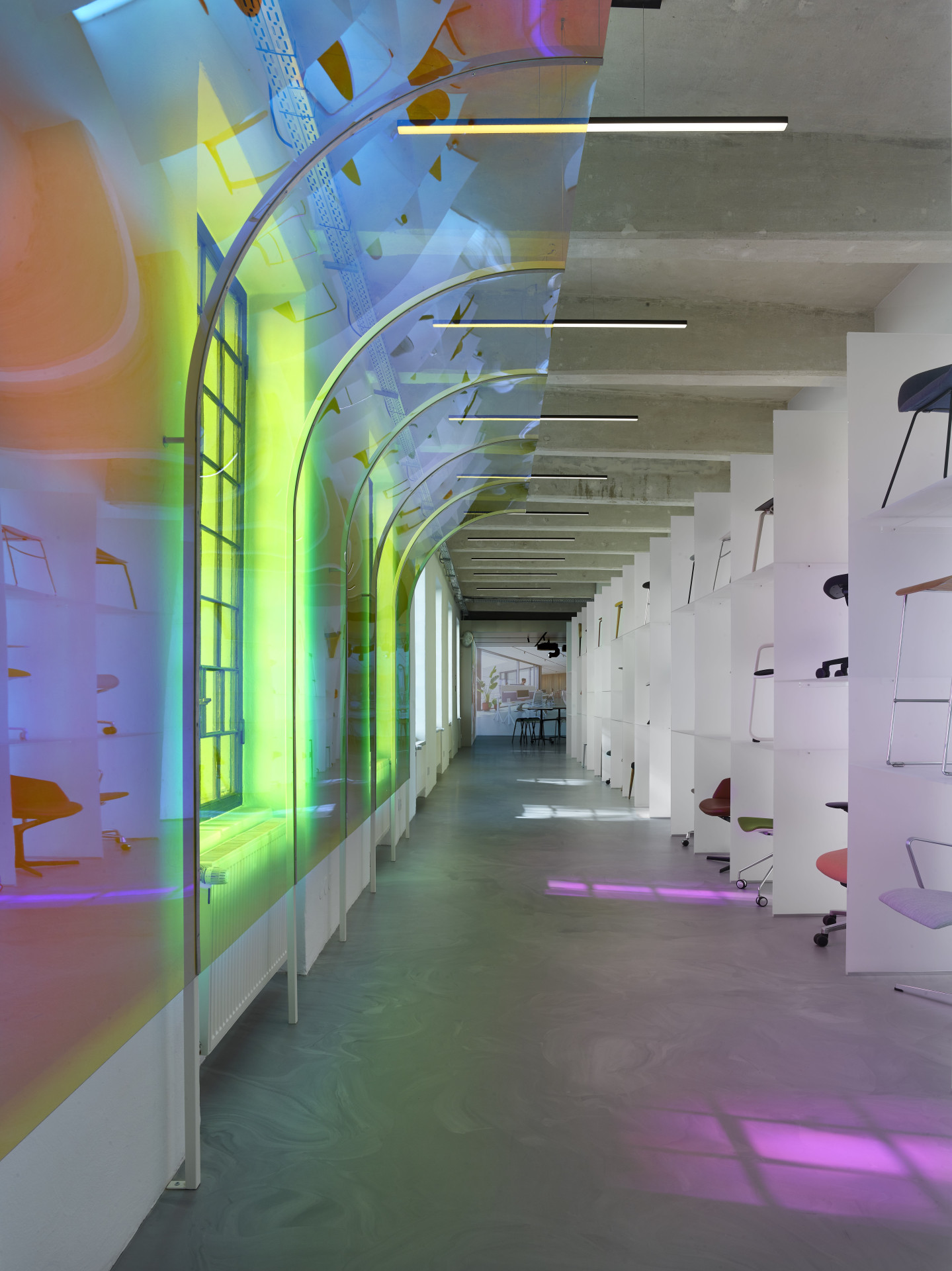 Konsepti nedávno otevřelo nový showroom s velkoformátovou projekcí, která v mnohém posouvá hranice vizualizací interiérů, za architektonickým návrhem stojí studio Perspektiv