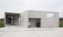 n/a, Dom LJM, pohled z ulice, kdy dům není prakticky vidět - foto