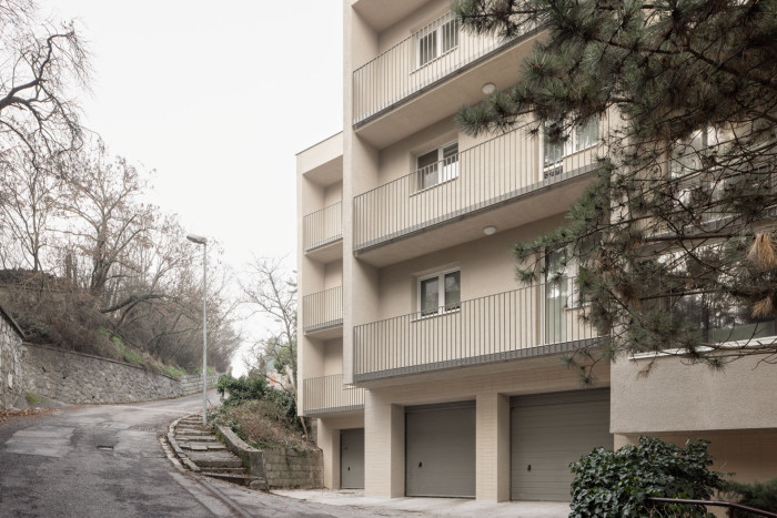 Rekonstrukce bytu a bytového domu Nový Svet, ARCHITEKTI mikulaj & mikulajová - Dům Nový Svet se nachází na svažitém pozemku