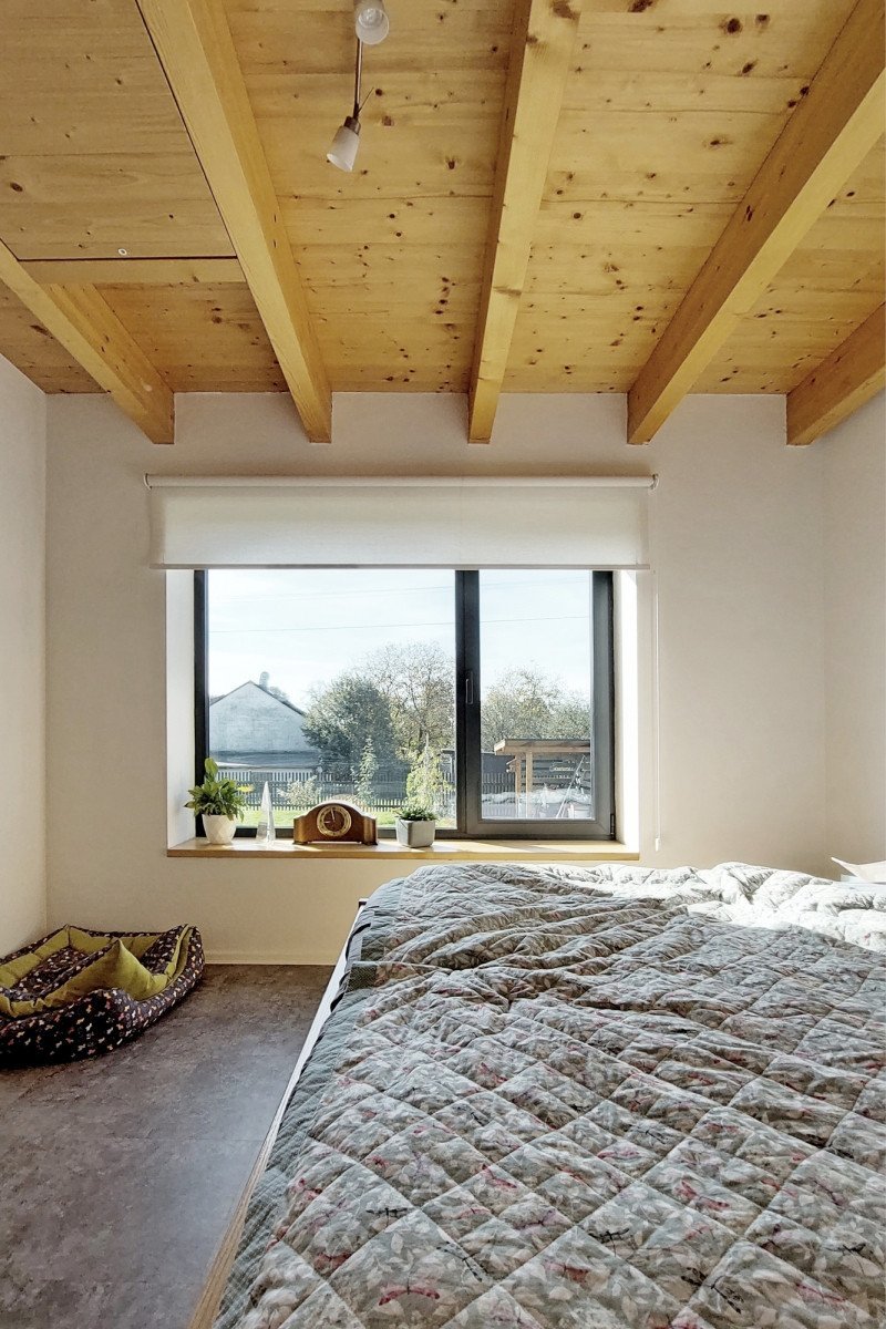 Bydloarchitekti - Vesnický dům Polanka nad Odrou: V ložnici je přiznaný trámový strop