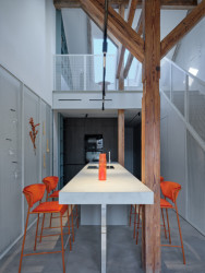 Architektky jej ponechaly odhalený a celý návrh situovaly mezi jeho trámy tak, aby působil přirozeně a nepřekrýval charakter původní konstrukce. (Podkrovní byt na Arbesově náměstí od Formafatal)