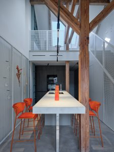 Architektky jej ponechaly odhalený a celý návrh situovaly mezi jeho trámy tak, aby působil přirozeně a nepřekrýval charakter původní konstrukce. (Podkrovní byt na Arbesově náměstí od Formafatal)