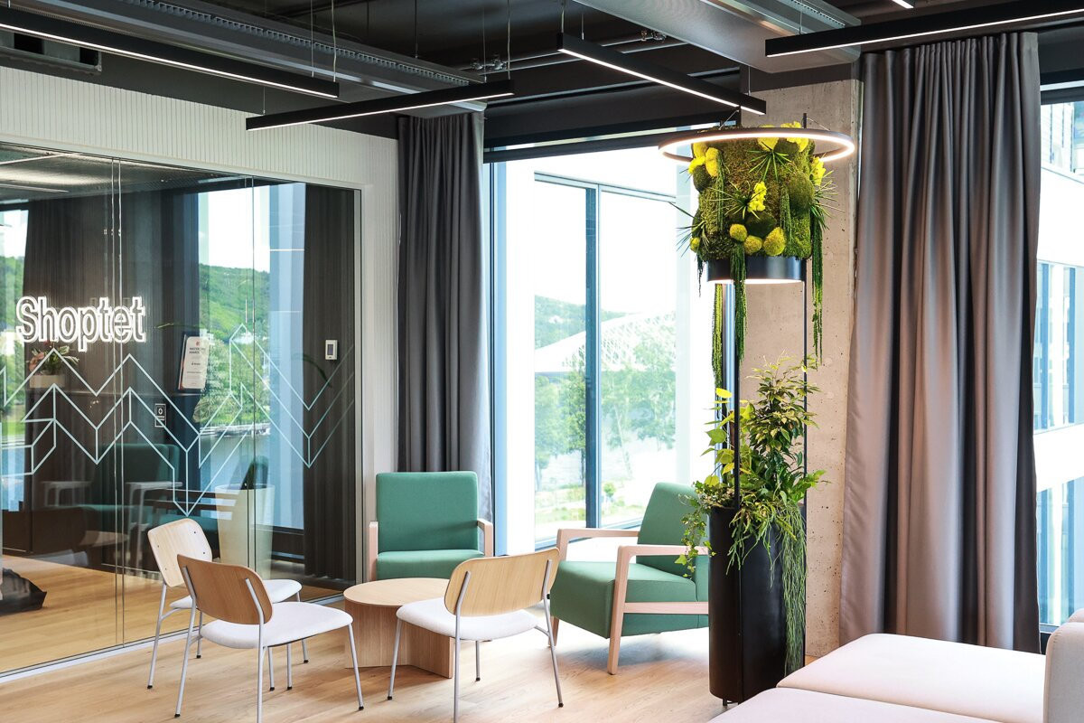 Jungle Raketa neslouží pouze jako dekorace, ale přispívá k celkové atmosféře interiéru.