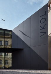 Obnova Červeného kostela, atelier-r: Krystalická hmota nového objektu reaguje na neogotickou formu Červeného kostela