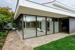 Útočiště pro relaxaci otevřené do zeleně zahrady. 