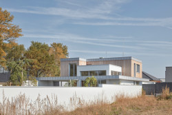 Rodinný dům u Pardubic, 0,5 Studio: Hmota domu je komponovaná z jednotlivých do sebe zaklesnutých objemů